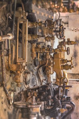 Eski bir buhar motoru Kita bölge Tokyo, Japonya'da Asukayama Park içinde altın ve siyah kontrol valfleri.