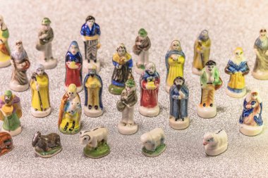 Santons Fransız Provence üzerinden küçük figürler krallarının kek fasulye gibi bir glitter gümüş kar arka plan üzerinde küçük Noel olarak da adlandırılan Epiphany sırasında kullanılan.