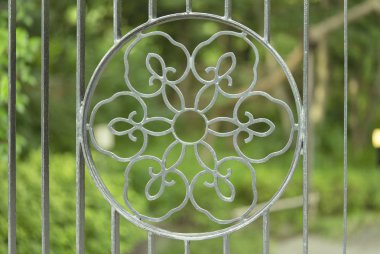 Tokyo Koishikawa Korakuen Park girişinde çiçek şeklinde süslü demir ızgara.