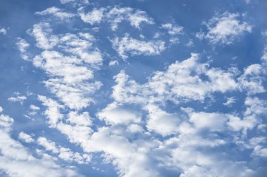 Büyük mavi gökyüzü bigs ve smalls beyaz bulutlar ile.