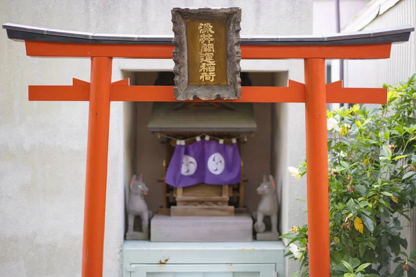 Pequeño Santuario Del Barrio Sintoísta Con Portal Torii Naranja Bermellón —  Fotos de Stock