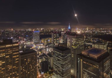 Tokyo Metropolitan hükümet binası gece panoramik görünümünden bir dolunay gecesi.
