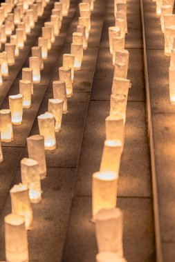 Zojoji temple Tokyo Tower yakınındaki taş basamaklar Tanabata gün boyunca 7 Temmuz aydınlatıcı el yapımı Japon washi kağıt fenerler.