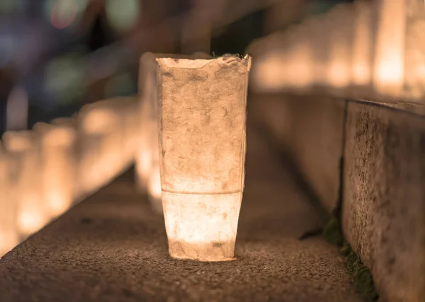 Χειροποίητα Ιαπωνικά Washi Χάρτινα Φανάρια Φωτίζοντας Πέτρινα Σκαλοπάτια Του Ναός — Φωτογραφία Αρχείου