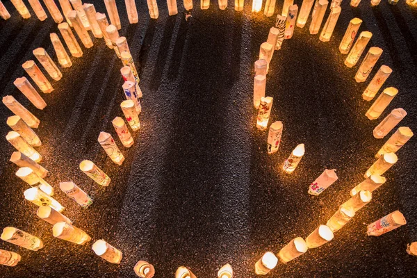 7月7日七夕节期间 手工制作的日本瓦希纸灯环绕着圆圈 照亮了东京塔附近佐治寺的石阶 — 图库照片