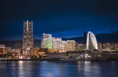 Cosmo saat 21 büyük Minato Mirai Yokohama bölgesinde terminal kırmızı tuğla ambar ve turistik tekne bakan tekerlek Cosmo Dünya Tema Parkı, Landmark Tower ve Pacifico Yokohama Ulusal Kongre Salonu