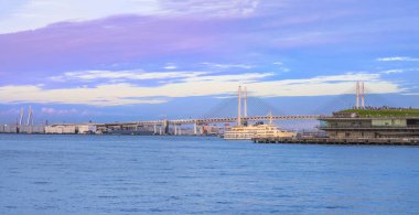 Yokohama Körfez Köprüsü ve Sanbashi Pier Minato Mirai bölge Yokohama bir seyir ile gemi günbatımı gökyüzü altında.