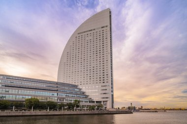 Pacifico Yokohama Ulusal Kongre Salonu, Yokohama ve Pukarisanbashi İskelesi Minato Mirai bölge Yokohama günbatımı gökyüzü altında.