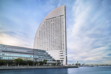 Pacifico Yokohama Ulusal Kongre Salonu, Yokohama ve Pukarisanbashi İskelesi Minato Mirai bölge Yokohama günbatımı gökyüzü altında.