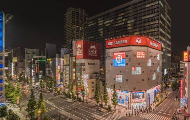 Tokyo, Japonya - 11 Temmuz 2018: Akihabara Crossing kavşak elektrik şehir Tokyo Japonya'nın hava gece görünümü.
