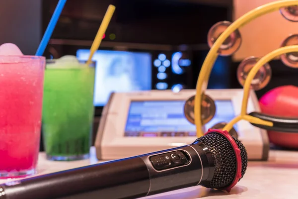 Micrófono Negro Club Karaoke Con Mando Distancia Melón Refrescos Fresa — Foto de Stock
