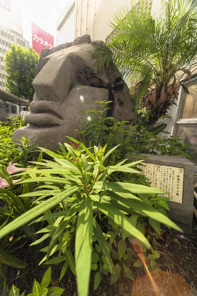 Tokio Japan Juli 2018 Statue Eines Moai Kopfes Umgeben Von — Stockfoto