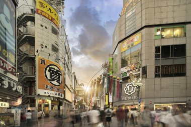 Tokyo, Japonya - 29 Temmuz 2018: Yaz günbatımı gökyüzü kağıt süslemeleri Tanabata festivale ile Shibuya merkezi Gai sokakta.