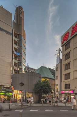 Tokyo, Japonya - 29 Temmuz 2018: Sunset Gökyüzü şeklinde olan Shibuya polis karakolu Udagawa Kban mimar Edward Suzuki tarafından tasarlanan ve Shibuya Merkez İlçe anlamı Shibuya merkezi Gai Inokashira Steet içinde açılan baykuş demir maske.