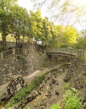 Otonashi Shinsui Park antik Shakujii nehir yatağında Oji City, Kita District, Tokyo kuzeyinde 1988 yılında inşa. Parkta 100 şehir parkları yelpazesi Japonya'nın bir parçasıdır. Bir şelale Parkı içinde olan bir bir