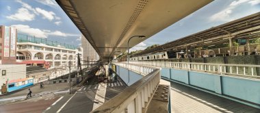 Oji İstasyonu Jr Keihin Tohoku satır Kita bölgesinde, Tokyo kuzeyinde. Meiji Toden Arakawa tramvay hattı Ojiekimae İstasyonu, retro tarzı için ünlü nerede Avenue kesiştiği yaya geçit yayılan.