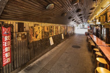 Tokyo, Japonya - 16 Ağustos 2018: Altgeçit Yurakucho Concourse Yurakucho İstasyonu demiryolu hattı altında. Japon şehriye tezgahları ve sake bar eski posterler ve tünel duvarlara yapıştırılmış posterlerini açmaları ile Showa hava nostaljik yıllık canlandırmak.