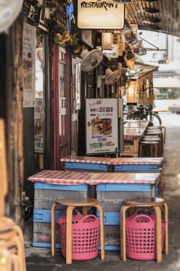 Tokyo, Japonya - 16 Ağustos 2018: Altgeçit Yurakucho Concourse Yurakucho İstasyonu demiryolu hattı altında. Japon şehriye tezgahları ve sake bar eski posterler ve tünel duvarlara yapıştırılmış posterlerini açmaları ile Showa hava nostaljik yıllık canlandırmak.