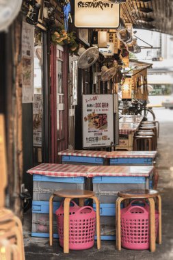 Tokyo, Japonya - 16 Ağustos 2018: Altgeçit Yurakucho Concourse Yurakucho İstasyonu demiryolu hattı altında. Japon şehriye tezgahları ve sake bar eski posterler ve tünel duvarlara yapıştırılmış posterlerini açmaları ile Showa hava nostaljik yıllık canlandırmak.