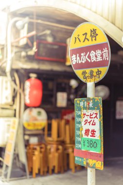 Tokyo, Japonya - 16 Ağustos 2018: Restoran işareti immitating eski bir retro otobüs durağı oturum Altgeçit Yurakucho Concourse duvar Yurakucho İstasyonu demiryolu hattı altında. Japon şehriye tezgahları ve sake bar Showa Dönemi nostaljik yıllık canlandırmak.