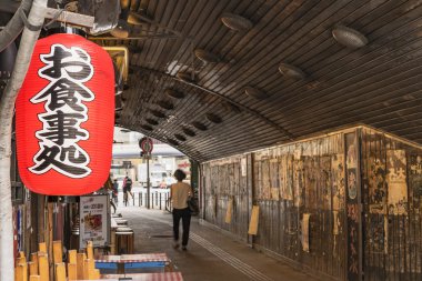 Geleneksel retro kırmızı pirinç kağıt fener nerede Altgeçit Yurakucho Concourse duvar altında Yurakucho İstasyonu demiryolu hattı üzerinde 