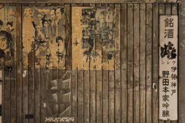 Tokyo, Japonya - 16 Ağustos 2018: Eski retro vintage Japon Samuray film afişleri ve paslı metal reklam eski aşkına marka Altgeçit Yurakucho Concourse duvar altında Yurakucho İstasyonu demiryolu hattı üzerinde oturum açın.