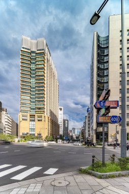 Hibiya Caddesi ve harun kesişimi Chiyoda City Tokyo, Japonya Hibiya Parkı girişinde geçiş. Sol tarafta Peninsula Tokyo otel ve sağ tarafta Hibiya deniz inşa ediyor.