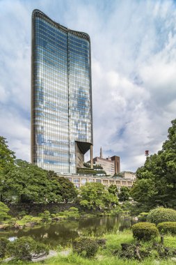 Hibiya Parkı Tokyo Midtown Hibiya binanın Tokyo, Japonya'da Yurakucho bölgesinde yer alan üzerinden görüntüleyin. Mart 2018 yılında tamamlandı, proje ofisi, ticari ve yemek ve eğlence imkanları içerir.