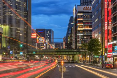 Tokyo, Japonya - 16 Ağustos 2018: Gece Harumi Sokağın girişinde Chiyoda Tokyo şehir Hibiya Parkı yakınında Ginza bölgesine önde gelen bir bakış. Harun sokak Iwaida köprü kavşak Chiyoda koğuşta açmaktadır.