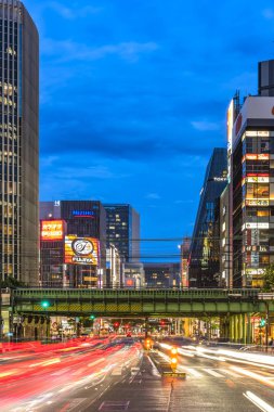 Tokyo, Japonya - 16 Ağustos 2018: Gece Harumi Sokağın girişinde Chiyoda City Tokyo, Japonya Hibiya Parkı yakınında Ginza bölgesine önde gelen bir bakış. Harun sokak Iwaida köprü kavşak Chiyoda koğuşta açmaktadır.