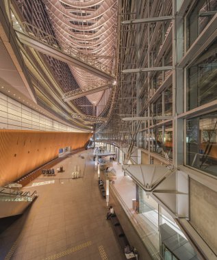 Tokyo, Japonya - 16 Ağustos 2018: görünümü içinde Tokyo Uluslararası Forum Yurakucho İstasyonu yakınında Uruguay'lı mimar Rafael Violy tarafından 1996 yılında inşa. 14 kat Bodrum katında 3 dahil oluşur ve dört bina ve cam atrium oluşur.