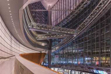 Tokyo, Japonya - 16 Ağustos 2018: görünümü içinde Tokyo Uluslararası Forum Yurakucho İstasyonu yakınında Uruguay'lı mimar Rafael Violy tarafından 1996 yılında inşa. 14 kat Bodrum katında 3 dahil oluşur ve dört bina ve cam atrium oluşur.