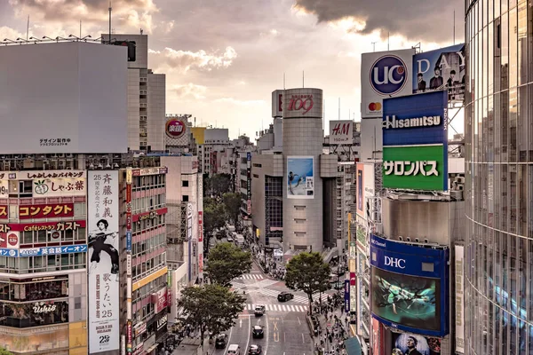 Tokyo, Japonya - 29 Temmuz 2018: Bir yaz Sunset'teki Shibuya Crossing kesişme Shibuya İstasyonu önünde havadan görünümü.