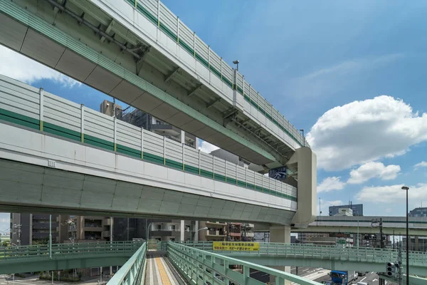 Manda Bridge Tokyo kuzeyinde Kita ilçesinde karayolu üzerinde sütun üzerine otoyol 306 mavi yaz göğün altında
