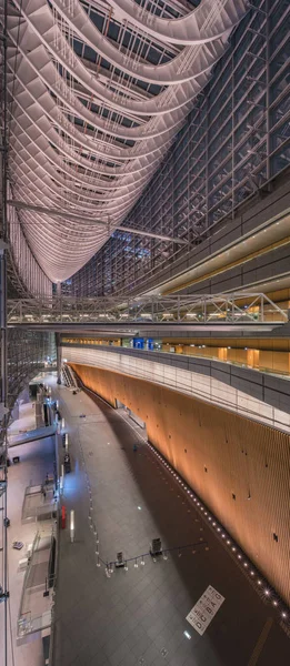 日本东京 2018年8月16日 乌拉圭建筑师拉斐尔 维奥里1996年在有乐町站附近建造的东京国际论坛的内部景观 它由14层组成 包括地下室的3层 由4栋建筑和一个玻璃中庭组成 — 图库照片