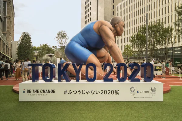 日本东京 2018年8月16日 以2020年东京未来奥运会为主题的 成为变革的东京 2020 在日比谷的东京市中心地区 站着一个巨大的充气结构 形状是运动员 — 图库照片