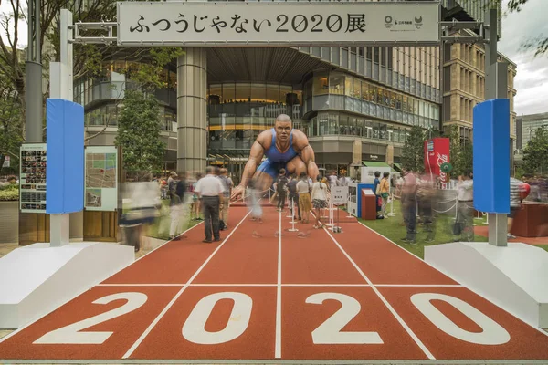 日本东京 2018年8月16日 以2020年东京未来奥运会为主题的 成为变革的东京 2020 在日比谷的东京市中心地区 一开始就站着一个巨大的充气结构 形状是运动员 — 图库照片