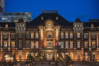 Marunouchi yan Tokyo Tren İstasyonu şehirdeki Chiyoda, Tokyo, Japonya gece manzarası. İstasyon onun yön tabela Marunouchi ve Yaesu taraf ayrılmıştır. 