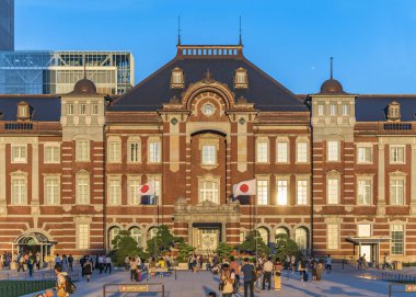 Marunouchi tarafında Tokyo Tren İstasyonu şehirdeki Chiyoda, Tokyo, Japonya. İstasyon onun yön tabela Marunouchi ve Yaesu taraf ayrılmıştır.