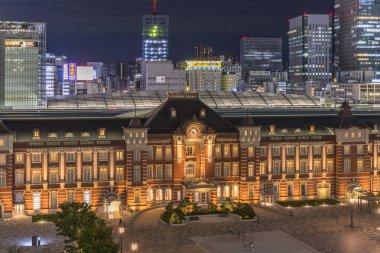 Marunouchi yan Tokyo Tren İstasyonu şehirdeki Chiyoda, Tokyo, Japonya gece manzarası. İstasyon onun yön tabela Marunouchi ve Yaesu taraf ayrılmıştır.