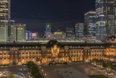 Marunouchi yan Tokyo Tren İstasyonu şehirdeki Chiyoda, Tokyo, Japonya gece manzarası. İstasyon onun yön tabela Marunouchi ve Yaesu taraf ayrılmıştır. 