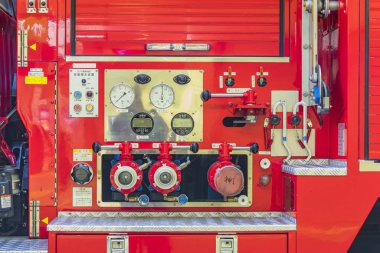 Bir Japon su basınç valfleri kontrol istasyonu görünümünü yangın kamyon.