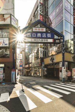 Tokyo, Japonya - 18 Ağustos 2018: Mavi metal giriş kapısı Kanda İstasyonu Batı çıkışına Yamanote hatta alışveriş caddesi. Sokakta 300 metre boyunca uzanır ve en az 100 mağazalara sahiptir.