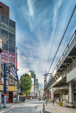 Tokyo, Japonya - 18 Ağustos 2018: Mavi metal giriş kapısı Kanda İstasyonu Batı çıkışına Yamanote hatta alışveriş caddesi. Sokakta 300 metre boyunca uzanır ve en az 100 mağazalara sahiptir.