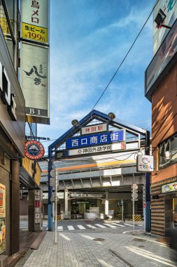 Tokyo, Japonya - 18 Ağustos 2018: Mavi metal giriş kapısı Kanda İstasyonu Batı çıkışına Yamanote hatta alışveriş caddesi. Sokakta 300 metre boyunca uzanır ve en az 100 mağazalara sahiptir.