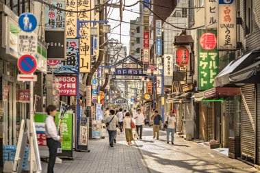 Tokyo, Japonya - 18 Ağustos 2018: Mavi metal giriş kapısı Kanda İstasyonu Batı çıkışına Yamanote hatta alışveriş caddesi. Sokakta 300 metre boyunca uzanır ve en az 100 mağazalara sahiptir.