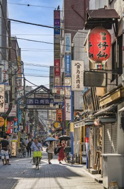 Tokyo, Japonya - 18 Ağustos 2018: Mavi metal geçit Kanda İstasyonu Batı çıkışına Yamanote hatta alışveriş caddesi. Sokakta 300 metre boyunca uzanır ve en az 100 mağazalara sahiptir.