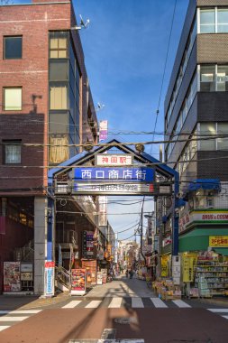 Tokyo, Japonya - 18 Ağustos 2018: Mavi metal giriş kapısı Kanda İstasyonu Batı çıkışına Yamanote hatta alışveriş caddesi. Sokakta 300 metre boyunca uzanır ve en az 100 mağazalara sahiptir.