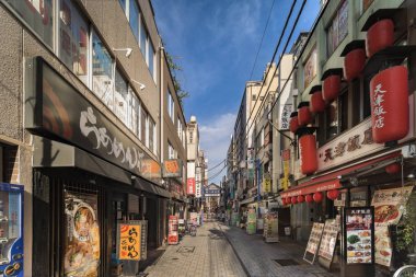 Tokyo, Japonya - 18 Ağustos 2018: Mavi metal giriş kapısı Kanda İstasyonu Batı çıkışına Yamanote hatta alışveriş caddesi. Sokakta 300 metre boyunca uzanır ve en az 100 mağazalara sahiptir.