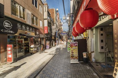 Tokyo, Japonya - 18 Ağustos 2018: Kanda İstasyonu Batı çıkışına Yamanote hatta alışveriş caddesi restoranında, kırmızı kağıt fenerler. Sokakta 300 metre boyunca uzanır ve en az 100 mağazalara sahiptir.